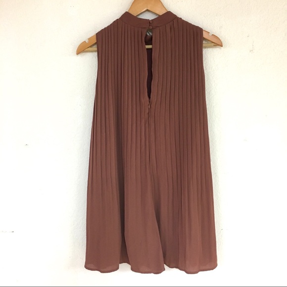 Lux Sleeveless Pleated Mauve Romper - Picture 4 of 5